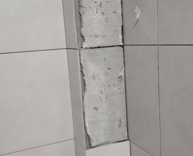 卢龙瓷砖空鼓维修公司分享下瓷砖施工前基层浇水润湿程度不足，可能导致以下问题